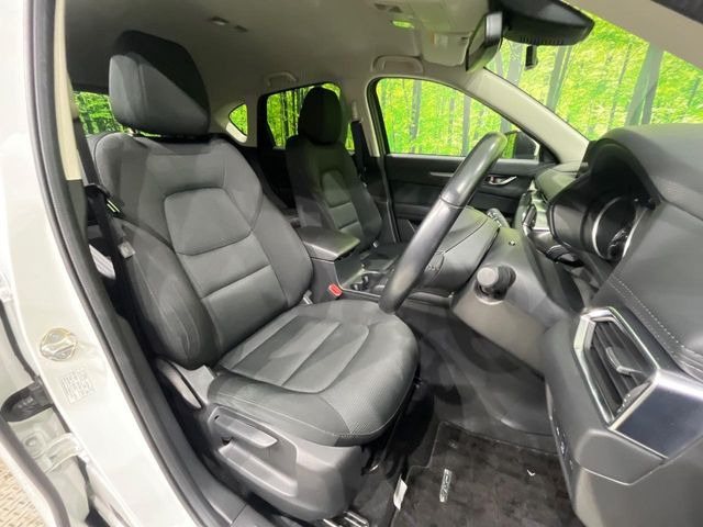 運転席まわりには十分なスペースがあり、大柄な方でもゆったり運転していただける環境です。
