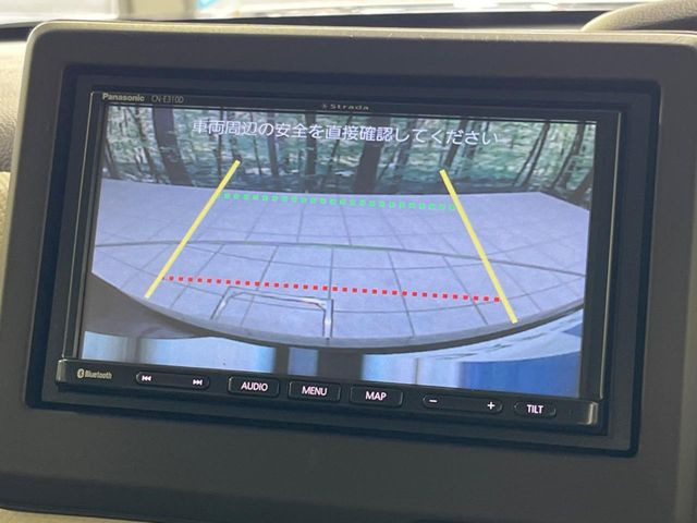 【バックカメラ】駐車時に後方がリアルタイム映像で確認できます。大型商業施設や立体駐車場での駐車時や、夜間のバック時に大活躍!運転スキルに関わらず、今や必須となった装備のひとつです!