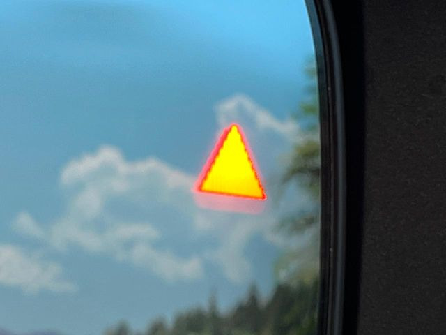 【ブラインドスポットモニター】走行中、ドアミラーの死角になりやすい箇所に後続車が接近するとサイドミラーのレンズに警告を表示!ドライバーに注意喚起をしてくれます。