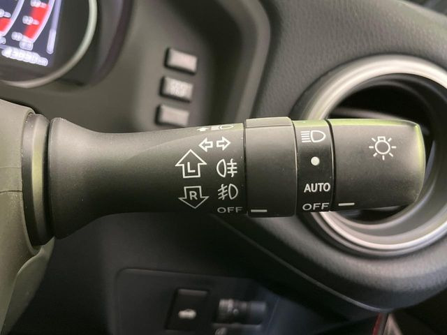 【オートライト】周りの明るさに応じて自動でヘッドライトの点灯・消灯ができる機能です!ライトの付け忘れ・消し忘れなどが無くなり、雨の日や夕方の走行も安心!トンネル通過時も便利ですね♪