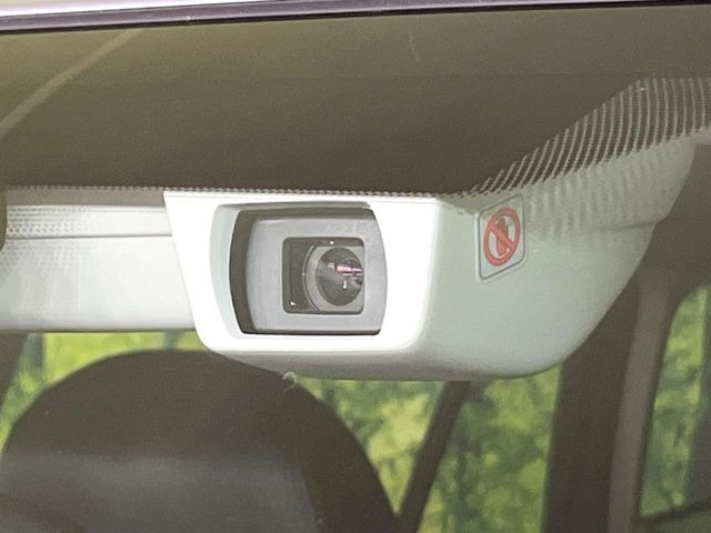 【アイサイトVer3】前方の車両等を検知し、衝突しそうな時は警報で注意を促し、ブレーキを踏む力をサポート。ブレーキを踏めなかった場合は衝突被害軽減ブレーキが作動、衝突回避をサポートします。