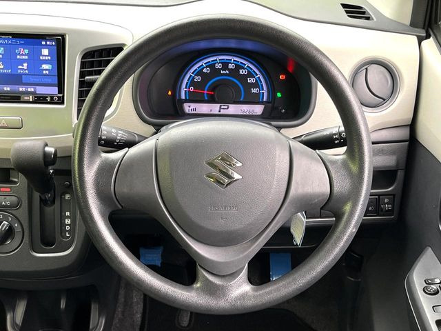 インテリアに合わせたデザインのステアリングは、運転される方のことも考え、運転しやすい形状、大きさです。是非一度、実際に触ってお確かめください。