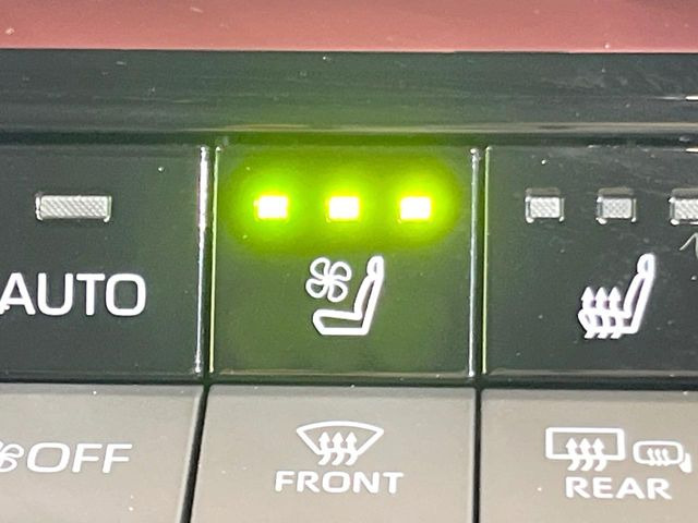 【シートヒーター&ベンチレーション】夏場は涼しい風でお尻や背中の熱やムレを防ぎ、冬はエアコンよりも早く温まってポカポカに!季節を問わず快適に過ごせます。