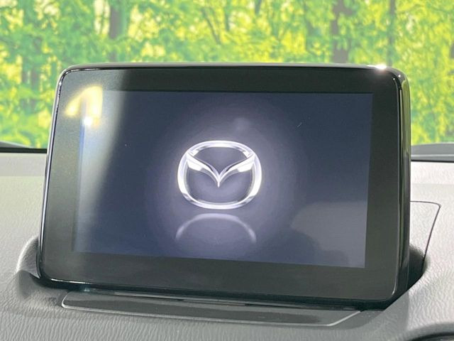 【マツダコネクトナビ】車内の雰囲気にマッチした一体型タイプのナビ。各種車輌設定やBluetooth再生等、様々な機能が楽しめます。直感的なダイヤル操作が可能で、使い勝手も良好です。