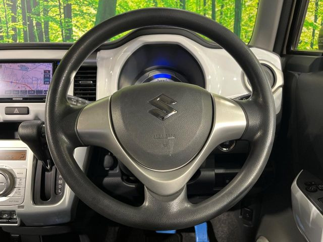 �C���e���A�ɍ��킹���f�U�C���̃X�e�A�����O�́A�^�]�������̂��Ƃ��l���A�^�]���₷���`��A�傫���ł��B�����x�A���ۂɐG���Ă��m���߂��������B