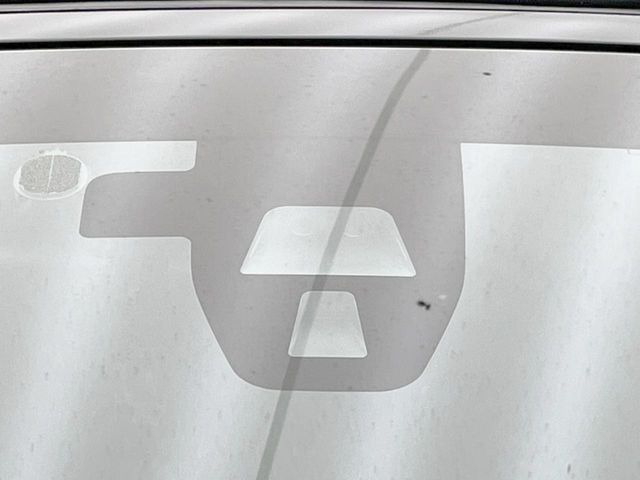 【ホンダセンシング】走行中に前方の車両等を認識し、衝突しそうな時は警報とブレーキで衝突回避と被害軽減をアシスト。より安全にドライブをお楽しみいただけます。