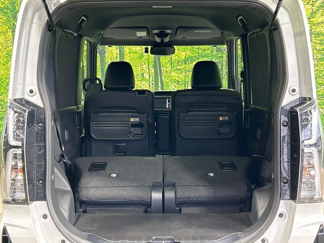 後席を格納すると、これだけの広さが!シーンに合わせたシートアレンジで、大きな荷物も積むことが出来ます♪