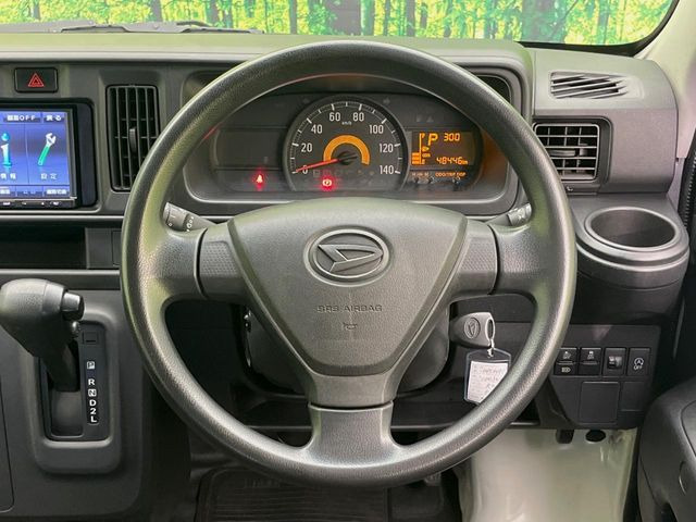 インテリアに合わせたデザインのステアリングは、運転される方のことも考え、運転しやすい形状、大きさです。是非一度、実際に触ってお確かめください。
