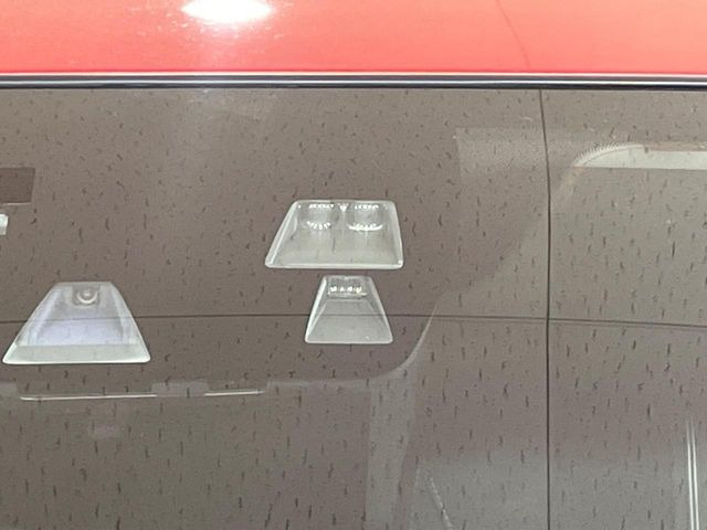 【スマートシティブレーキサポート】低速走行中に前方の車両等を認識し、衝突しそうな時は警報とブレーキで衝突回避と被害軽減をアシスト。より安全にドライブをお楽しみいただけます。