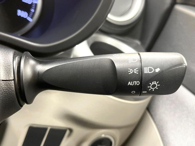 【オートライト】周りの明るさに応じて自動でヘッドライトの点灯・消灯ができる機能です!ライトの付け忘れ・消し忘れなどが無くなり、雨の日や夕方の走行も安心!トンネル通過時も便利ですね