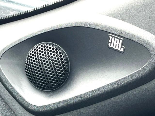 �yJBL�T�E���h�V�X�e���z���[�J�[�I�v�V�����̍��i�ʃT�E���h�V�X�e���𓋍ځB��p�̃`���[�j���O���{���ꂽ�召�l�X�ȃX�s�[�J�[����ǎ��ȃT�E���h���t�ł��A�Տꊴ���ӂ�鉹����Ԃ����o���܂��B