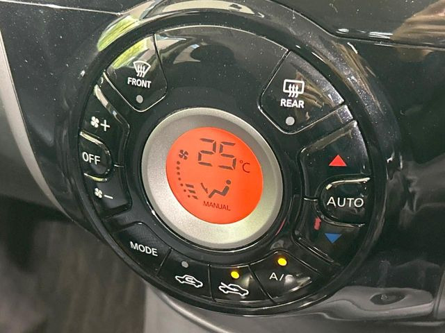 【オートエアコン】一度お好みの温度に設定すれば、車内の温度を検知し風量や温度を自動で調整。暑い&hellip;寒い&hellip;と何度もスイッチ操作をする必要はありません。快適な車内空間には必須の機能ですね♪