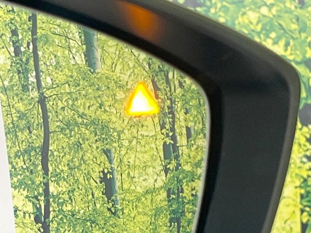 【ブラインドスポットモニタリング】走行中、ドアミラーの死角になりやすい箇所に後続車が接近するとサイドミラー付近に警告を表示、ドライバーに注意喚起をしてくれます。