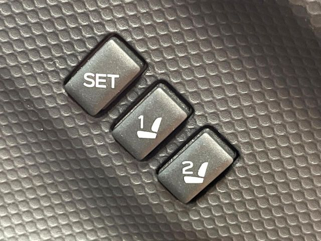 【メモリー機能付きパワーシート】ドライバーごとに設定したシート位置を記憶して、ボタン一つで切り替えできる便利な機能!運転する方が複数名いらっしゃるご家庭におすすめです♪