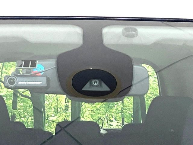 【エマージェンシーブレーキ】走行中に前方の車両等を認識し、衝突しそうな時は警報とブレーキで衝突回避と被害軽減をアシスト。より安全にドライブをお楽しみいただけます。