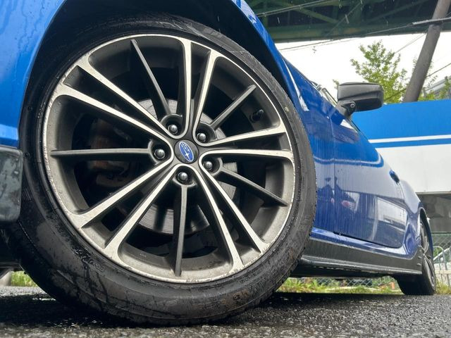 【純正17インチアルミホイール】外観にマッチした純正アルミホイールを装着しております。各種社外アルミホイールや、スタッドレスタイヤも取扱いしております。是非ご相談ください♪