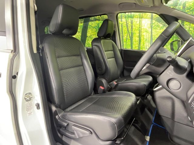 運転席シート廻りは使用感も少なく、良好な状態となっています。丁寧に使われていたことがよくわかりますね。