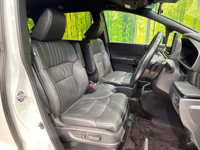 運転席まわりには十分なスペースがあり、大柄な方でもゆったり運転していただける環境です。