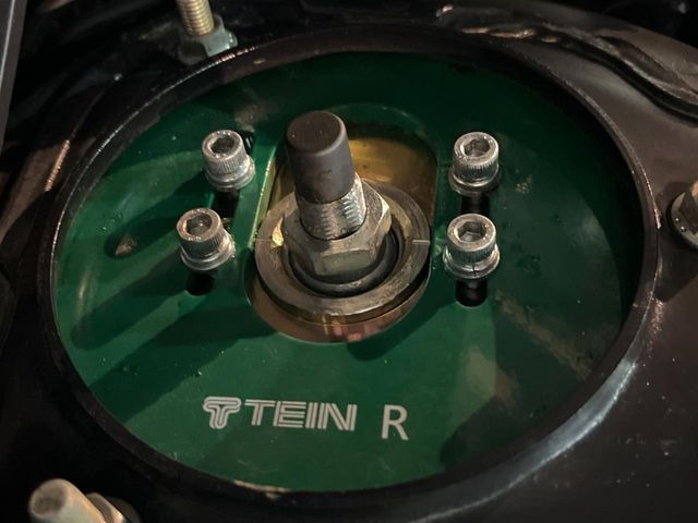 【TEIN車高調】車高が低くなり、スタイリッシュな見た目となっております。車両の重心が下がる事で、走行時の安定性も向上します♪
