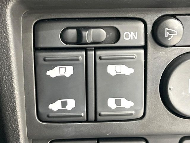【両側パワースライドドア】スマートキーや運転席のスイッチで後席両側スライドドアの開閉が可能♪電動だから力を入れてドアを開ける必要が無く、小さなお子様でも簡単に開け閉めでき快適です♪