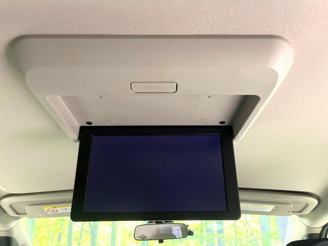 【フリップダウンモニター】大画面モニターで後席でもエンタメをお楽しみいただけます。小さなお子様にも大人気の装備です♪