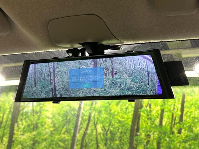 【デジタルルームミラー】後席の大きな荷物や同乗者で後方が確認しづらい時でも安心!カメラが撮影した車両後方の映像をルームミラー内に表示。クリアな視界で状況の確認が可能です!