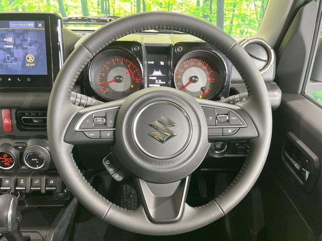 インテリアに合わせたデザインのステアリングは、運転される方のことも考え、運転しやすい形状、大きさです。是非一度、実際に触ってお確かめください。