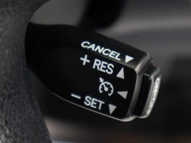 【オートクルーズコントロール】搭載。アクセル操作なしでも車が自動でスピードを保ってくれる機能です長距離の高速は楽々です。