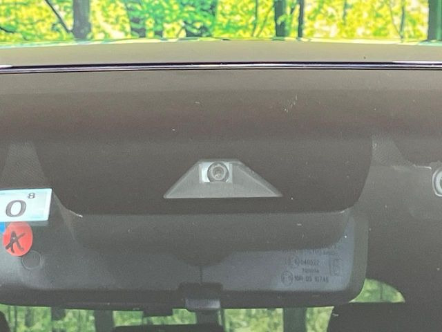 【プリクラッシュセーフティ】前方の車両等を検知し、衝突しそうな時は警報で注意を促し、ブレーキを踏む力をサポート。ブレーキを踏めなかった場合は衝突被害軽減ブレーキが作動、衝突回避をサポートします。
