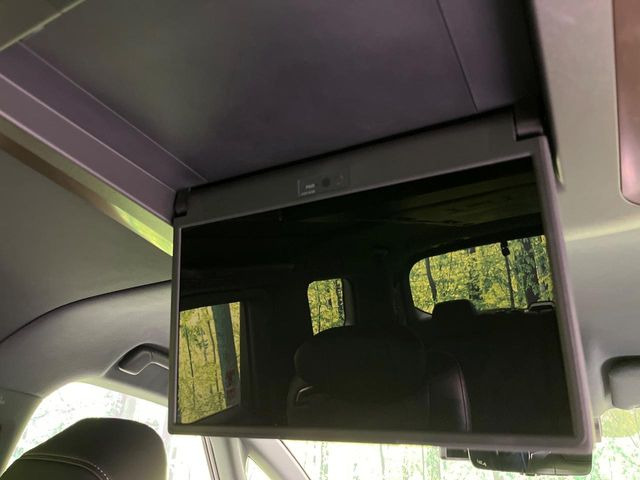 【フリップダウンモニター】大画面モニターで後席でもエンタメをお楽しみいただけます。小さなお子様にも大人気の装備です♪