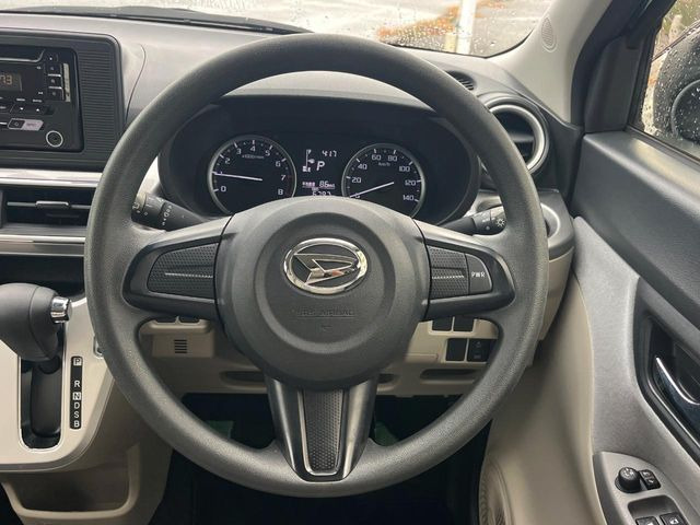 インテリアに合わせたデザインのステアリングは、運転される方のことも考え、運転しやすい形状、大きさです。是非一度、実際に触ってお確かめください。