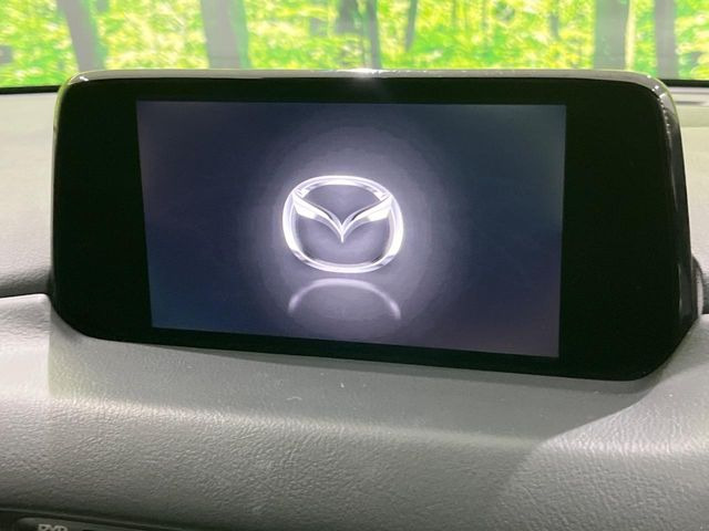 【マツダコネクトナビ】車内の雰囲気にマッチした一体型タイプのナビ。各種車輌設定やBluetooth再生等、様々な機能が楽しめます。直感的なダイヤル操作が可能で、使い勝手も良好です。