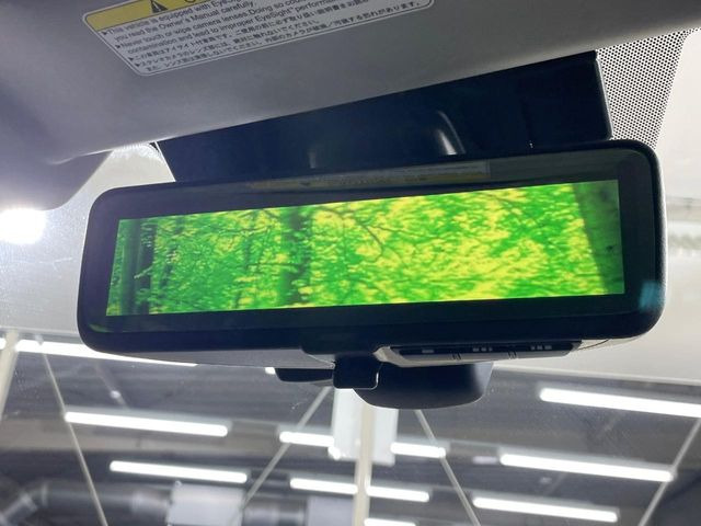 【スマートリヤビューミラー】後席の大きな荷物や同乗者で後方が確認しづらい時でも安心!カメラが撮影した車両後方の映像をルームミラー内に表示。クリアな視界で状況の確認が可能です!
