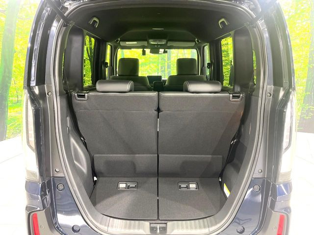 普段のお買い物や通勤、送迎等に十分な荷室スペースを確保しております。セカンドシートを倒すと、大きな荷物の積載も可能です♪