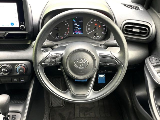 �C���e���A�ɍ��킹���f�U�C���̃X�e�A�����O�́A�^�]�������̂��Ƃ��l���A�^�]���₷���`��A�傫���ł��B�����x�A���ۂɐG���Ă��m���߂��������B