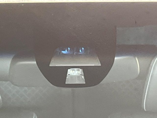【シティブレーキアクティブシステム】低速走行中に前方の車両等を認識し、衝突しそうな時は警報とブレーキで衝突回避と被害軽減をアシスト。より安全にドライブをお楽しみいただけます。