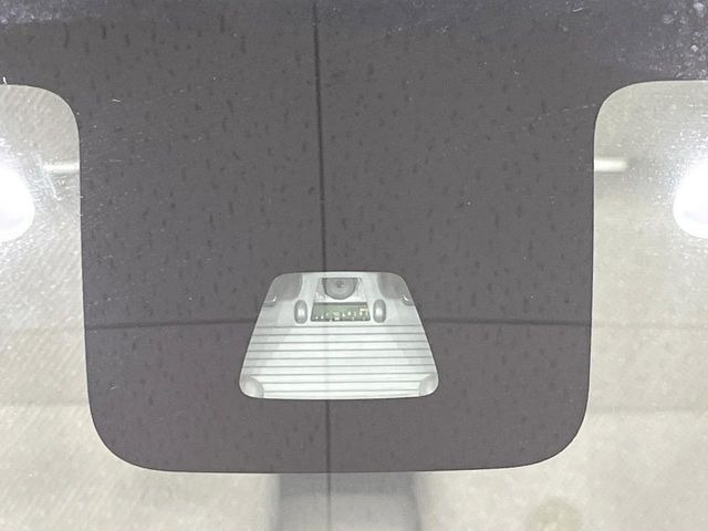 【スマートアシスト】走行中に前方の車両等を認識し、衝突しそうな時は警報とブレーキで衝突回避と被害軽減をアシスト。より安全にドライブをお楽しみいただけます。