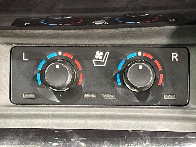 【シートヒーター&ベンチレーション】夏場は涼しい風でお尻や背中の熱やムレを防ぎ、冬はエアコンよりも早く温まってポカポカに!季節を問わず快適に過ごせます。