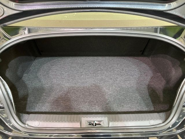 積み下ろしのしやすいデッキにはたっぷりと荷物を積み込んでいただけます。遊びから仕事まで、様々なシーンで頼れます♪