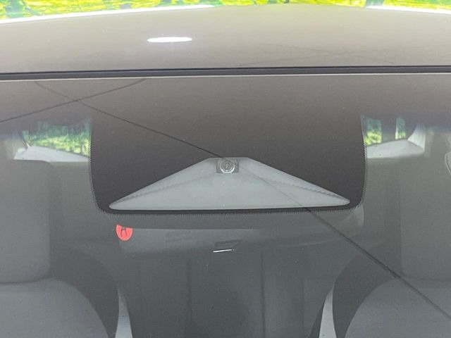 【ホンダセンシング】走行中に前方の車両等を認識し、衝突しそうな時は警報とブレーキで衝突回避と被害軽減をアシスト。より安全にドライブをお楽しみいただけます。
