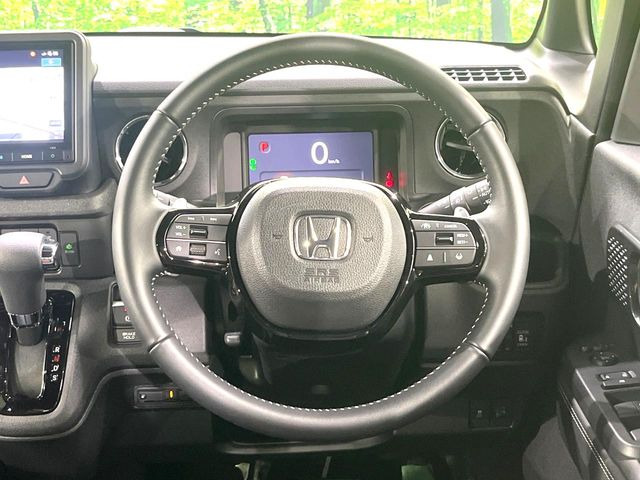 インテリアに合わせたデザインのステアリングは、運転される方のことも考え、運転しやすい形状、大きさです。是非一度、実際に触ってお確かめください。
