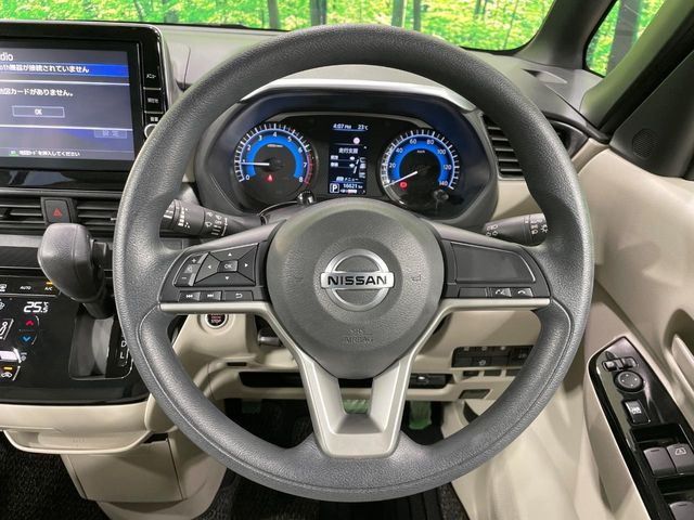 �C���e���A�ɍ��킹���f�U�C���̃X�e�A�����O�́A�^�]�������̂��Ƃ��l���A�^�]���₷���`��A�傫���ł��B�����x�A���ۂɐG���Ă��m���߂��������B