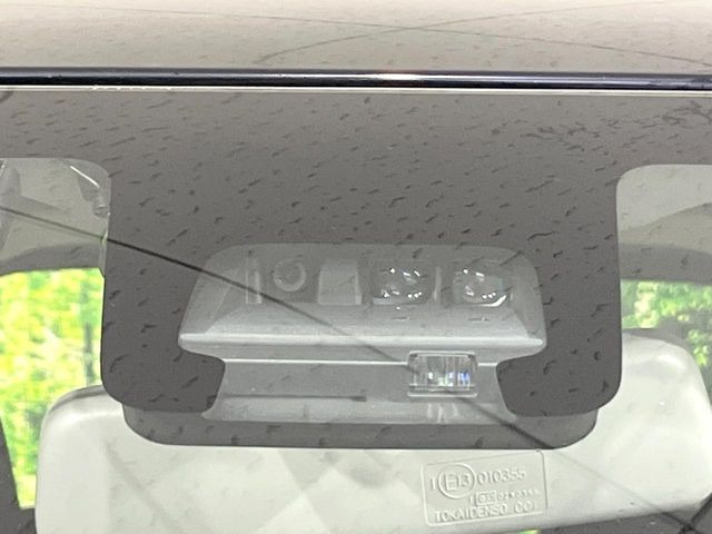 【i-ACTIVESENSE】走行中に前方の車両等を認識し、衝突しそうな時は警報とブレーキで衝突回避と被害軽減をアシスト。より安全にドライブをお楽しみいただけます。