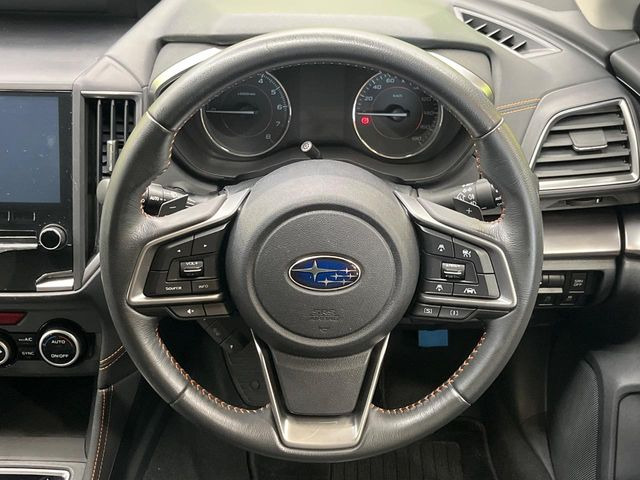 【アイサイトVer3】前方の車両等を検知し、衝突しそうな時は警報で注意を促し、ブレーキを踏む力をサポート。ブレーキを踏めなかった場合は衝突被害軽減ブレーキが作動、衝突回避をサポートします。