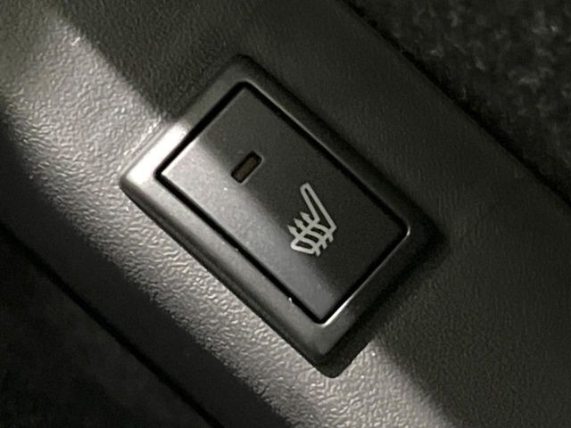 【シートヒーター】寒い日に重宝するシートヒーター!エアコンより早く温まってくれるので寒がりの人も安心ですね♪エアコンの温風は乾燥するから苦手、という方にもをおすすめです。