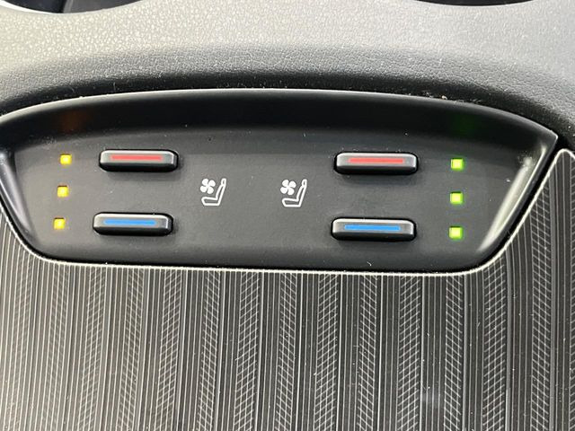 【シートヒーター&ベンチレーション】夏場は涼しい風でお尻や背中の熱やムレを防ぎ、冬はエアコンよりも早く温まってポカポカに!季節を問わず快適に過ごせます。