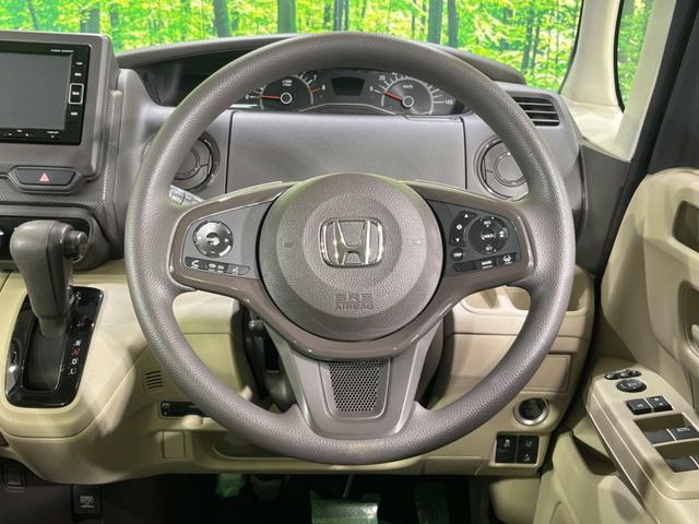 インテリアに合わせたデザインのステアリングは、運転される方のことも考え、運転しやすい形状、大きさです。是非一度、実際に触ってお確かめください。