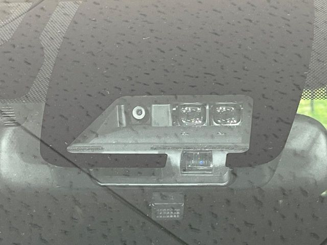 【トヨタセーフティセンス】走行中に前方の車両等を認識し、衝突しそうな時は警報とブレーキで衝突回避と被害軽減をアシスト。より安全にドライブをお楽しみいただけます。