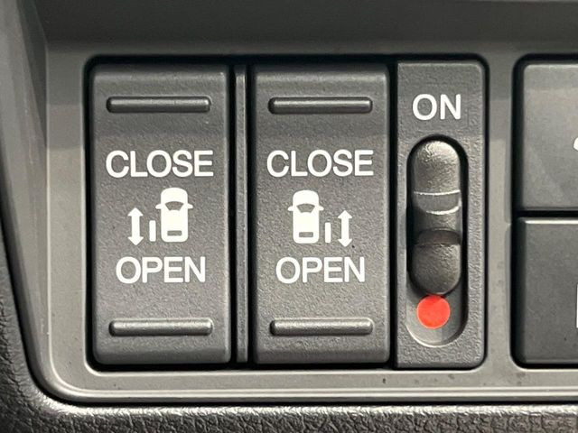 【両側パワースライドドア】スマートキーや運転席のスイッチで後席両側スライドドアの開閉が可能♪電動だから力を入れてドアを開ける必要が無く、小さなお子様でも簡単に開け閉めでき快適です♪