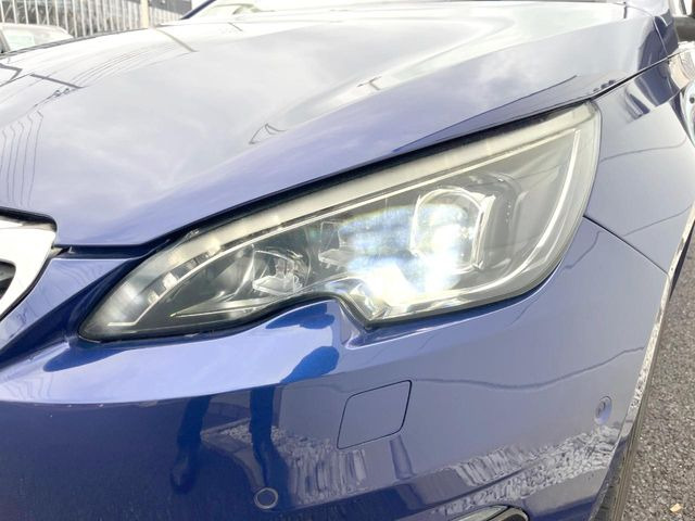 ●LEDヘッドライト:夜間走行時も良好な視界を確保し安心して運転できる高輝度LEDヘッドライトを装備!点灯速度が早く、消費電力も抑えられています。